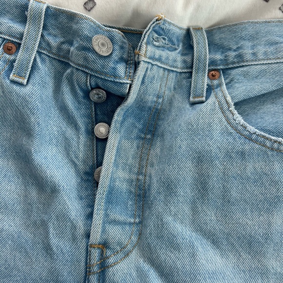 BRAND NEW women’s Levi shorts - Picture 7 of 8